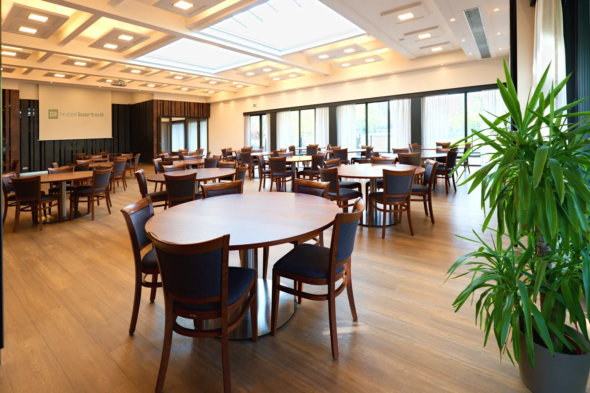 Velký sál - celkový pohled 1